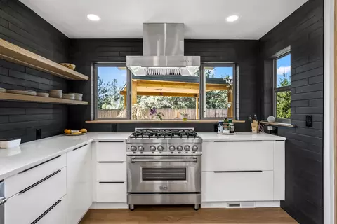 Kitchen - 2742 NW Scandia Loop, Bend, OR 97703 photo 3 of 7