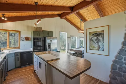 Kitchen - 65025 Wapiti Way, Bend, OR 97703 photo 2 of 3