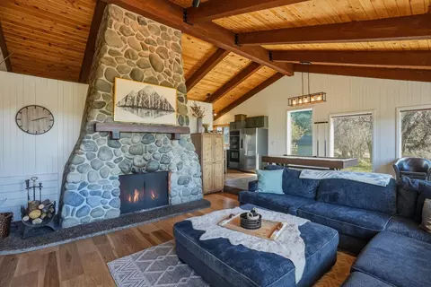 Living - 65025 Wapiti Way, Bend, OR 97703 photo 1 of 7