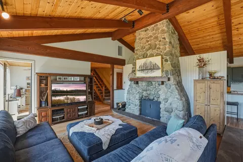 Living - 65025 Wapiti Way, Bend, OR 97703 photo 4 of 7