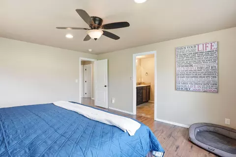Bedroom - 19626 Harvard Pl, Bend, OR 97702 photo 2 of 3