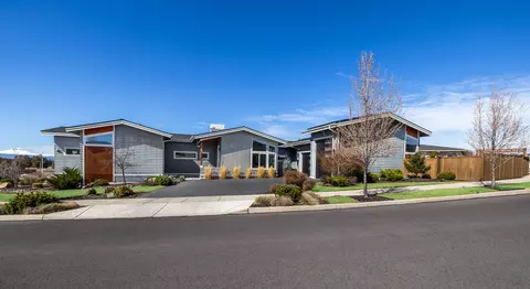 3759 SW 45th St, Redmond, OR 97756