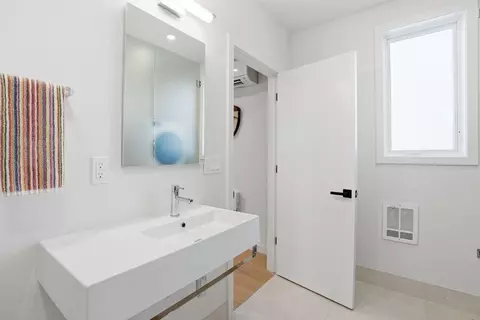 Bath - 204 SW Log Ct, Bend, OR 97702 photo 3 of 3