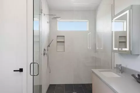 Bath - 204 SW Log Ct, Bend, OR 97702 photo 1 of 3