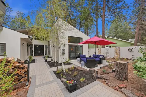 20344 Donkey Sled Rd, Bend, OR 97702