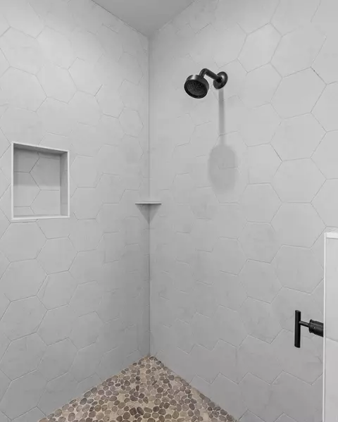 Bath - 3267 NW Celilo Ln, Bend, OR 97703 photo 5 of 7