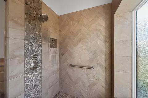 Bath - 59871 Calgary Loop, Bend, OR 97702 photo 4 of 7