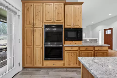 Kitchen - 59871 Calgary Loop, Bend, OR 97702 photo 7 of 8