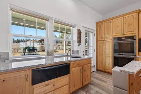 Kitchen - 59871 Calgary Loop, Bend, OR 97702 photo 8 of 8