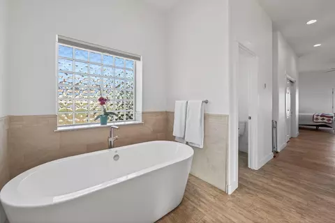 Bath - 59871 Calgary Loop, Bend, OR 97702 photo 1 of 7