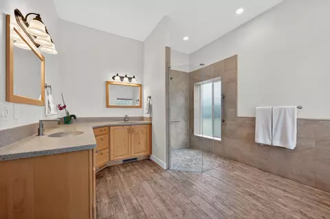 Bath - 59871 Calgary Loop, Bend, OR 97702 photo 3 of 7