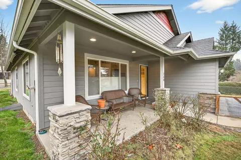 Exterior - 268 Crestview Loop, Grants Pass, OR 97527 photo 2 of 8