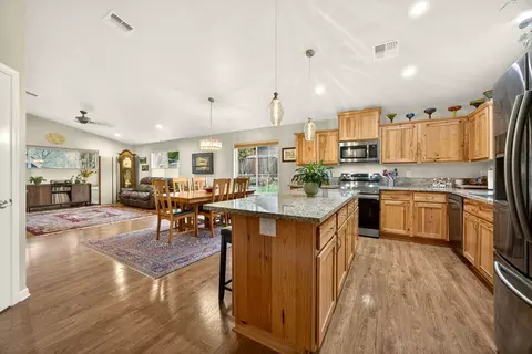 Kitchen - 268 Crestview Loop, Grants Pass, OR 97527 photo 4 of 6