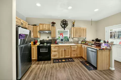 Kitchen - 268 Crestview Loop, Grants Pass, OR 97527 photo 5 of 6