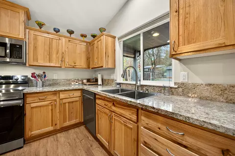 Kitchen - 268 Crestview Loop, Grants Pass, OR 97527 photo 2 of 6