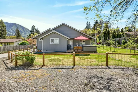 Exterior - 268 Crestview Loop, Grants Pass, OR 97527 photo 4 of 8