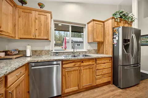 Kitchen - 268 Crestview Loop, Grants Pass, OR 97527 photo 3 of 6