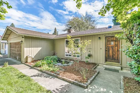 1883 S Peach St, Medford, OR 97501