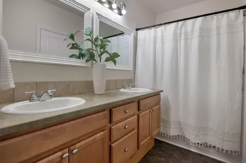 Bath - 19508 Fishhawk Loop, Bend, OR 97702 photo 1 of 3