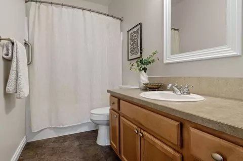 Bath - 19508 Fishhawk Loop, Bend, OR 97702 photo 3 of 3