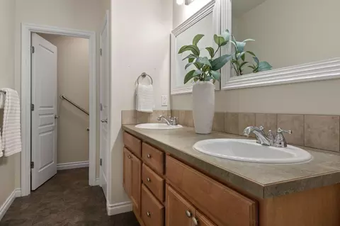 Bath - 19508 Fishhawk Loop, Bend, OR 97702 photo 2 of 3
