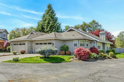 124 SE Gold River Ln, Grants Pass, OR 97527