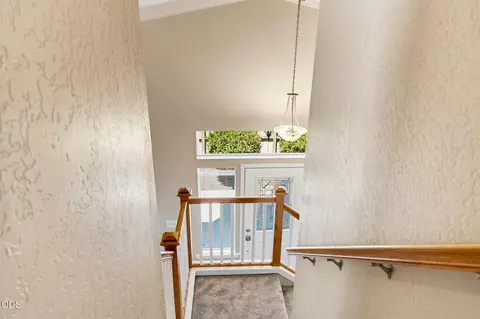 Entry Way - 303 Live Oak Loop, Central Point, OR 97502 photo 2 of 2
