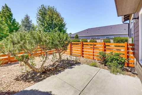 Exterior - 303 Live Oak Loop, Central Point, OR 97502 photo 6 of 11