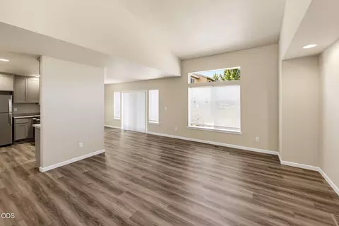 Living - 303 Live Oak Loop, Central Point, OR 97502 photo 2 of 7