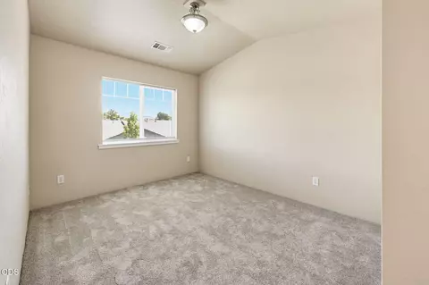 Bedroom - 303 Live Oak Loop, Central Point, OR 97502 photo 5 of 7