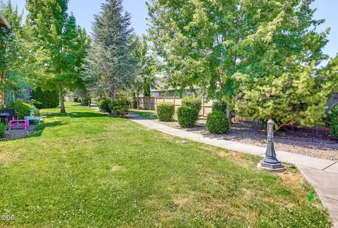 Exterior - 303 Live Oak Loop, Central Point, OR 97502 photo 9 of 11