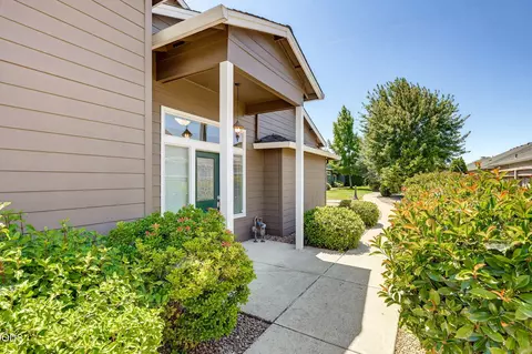 Exterior - 303 Live Oak Loop, Central Point, OR 97502 photo 2 of 11