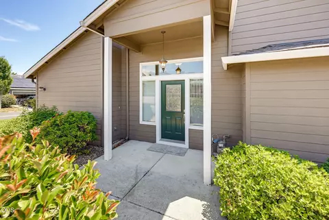 Exterior - 303 Live Oak Loop, Central Point, OR 97502 photo 2 of 11
