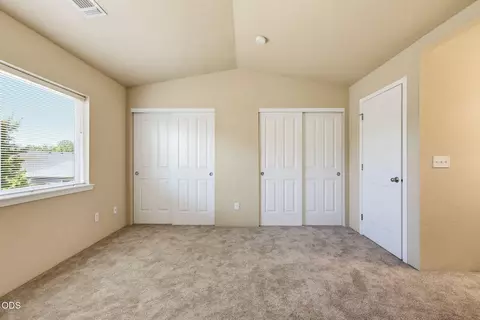 Bedroom - 303 Live Oak Loop, Central Point, OR 97502 photo 2 of 7