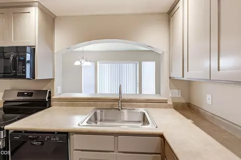Kitchen - 303 Live Oak Loop, Central Point, OR 97502 photo 1 of 3