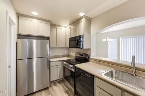 Kitchen - 303 Live Oak Loop, Central Point, OR 97502 photo 2 of 3