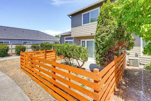 Exterior - 303 Live Oak Loop, Central Point, OR 97502 photo 5 of 11