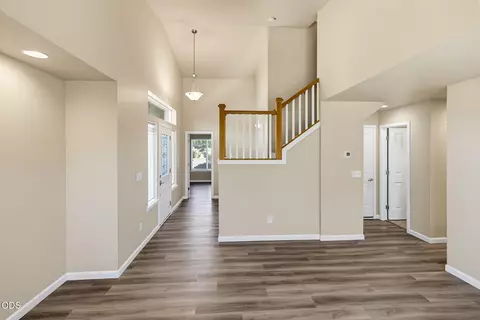 Entry Way - 303 Live Oak Loop, Central Point, OR 97502 photo 1 of 2
