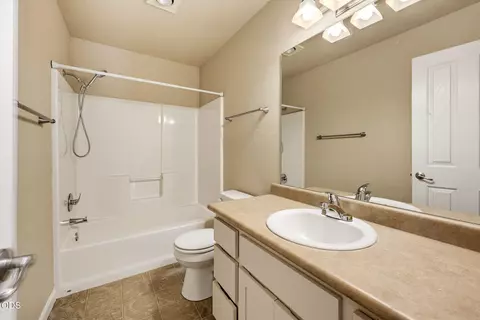 Bath - 303 Live Oak Loop, Central Point, OR 97502 photo 5 of 5