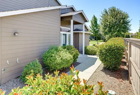 Exterior - 303 Live Oak Loop, Central Point, OR 97502 photo 3 of 11