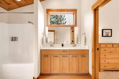 Bath - 16396 Skyline Dr, Bend, OR 97703 photo 6 of 7