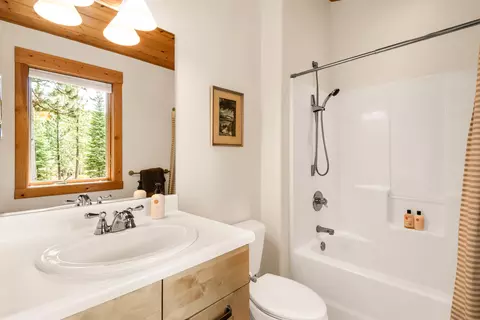 Bath - 16396 Skyline Dr, Bend, OR 97703 photo 5 of 7