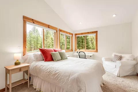 Bedroom - 16396 Skyline Dr, Bend, OR 97703 photo 5 of 10