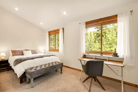 Bedroom - 16396 Skyline Dr, Bend, OR 97703 photo 7 of 10