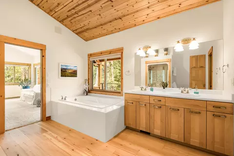 Bath - 16396 Skyline Dr, Bend, OR 97703 photo 2 of 7