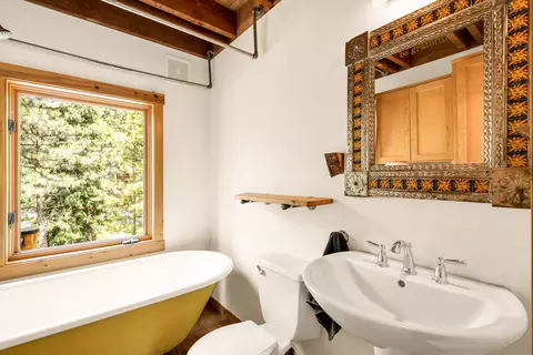 Bath - 16396 Skyline Dr, Bend, OR 97703 photo 7 of 7