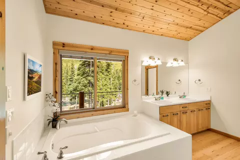 Bath - 16396 Skyline Dr, Bend, OR 97703 photo 3 of 7