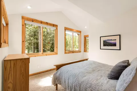 Bedroom - 16396 Skyline Dr, Bend, OR 97703 photo 3 of 10