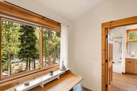Entry Way - 16396 Skyline Dr, Bend, OR 97703 photo 4 of 4