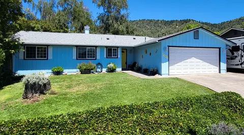 1026 NE Primrose Pl, Grants Pass, OR 97526